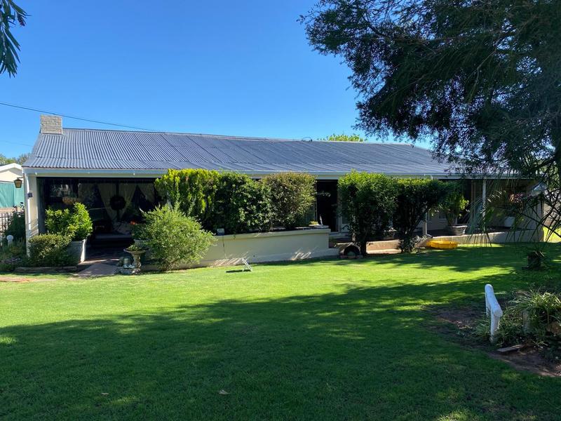 To Let 4 Bedroom Property for Rent in Bergsig Eastern Cape